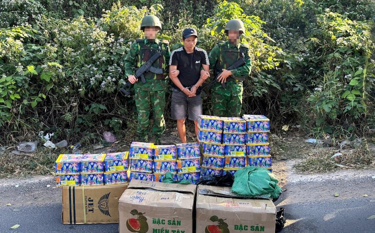 Bắt giữ đối tượng vận chuyển pháo lậu qua biên giới Quảng Trị