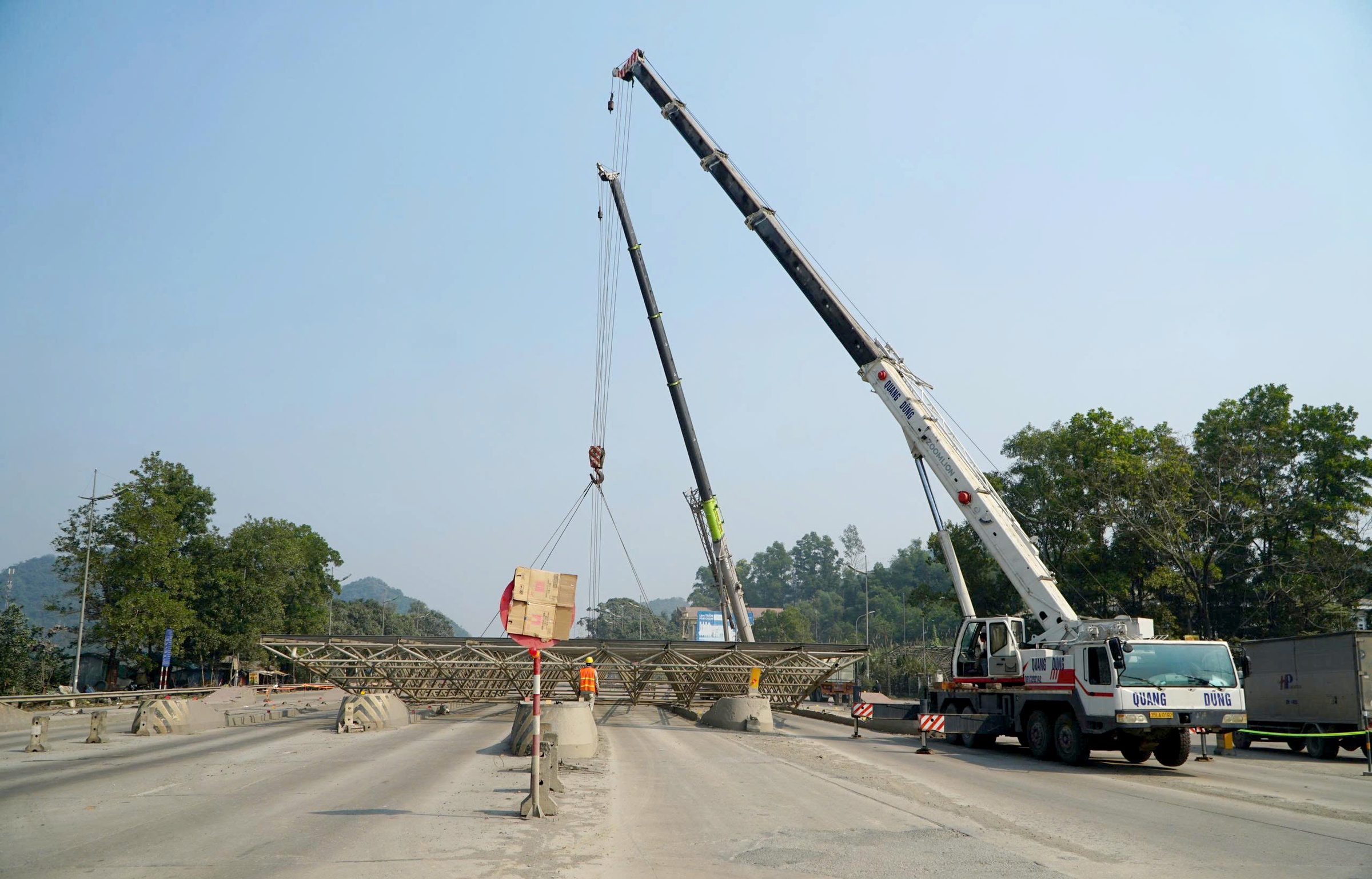 Tháo dỡ trạm thu phí BOT bỏ hoang trên quốc lộ 1