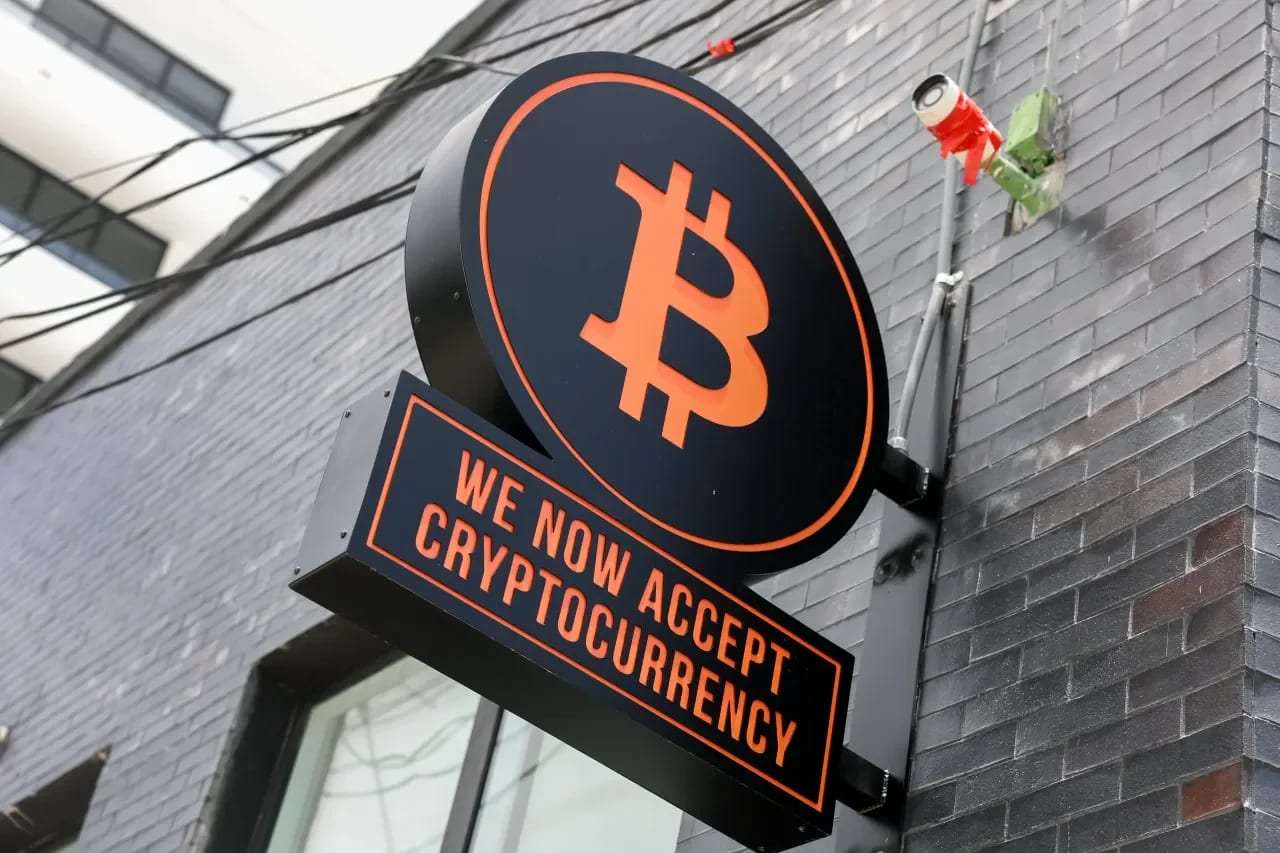 Crypto market structure bill delayed after Coinbase pushback – analysts say  the move favors banks