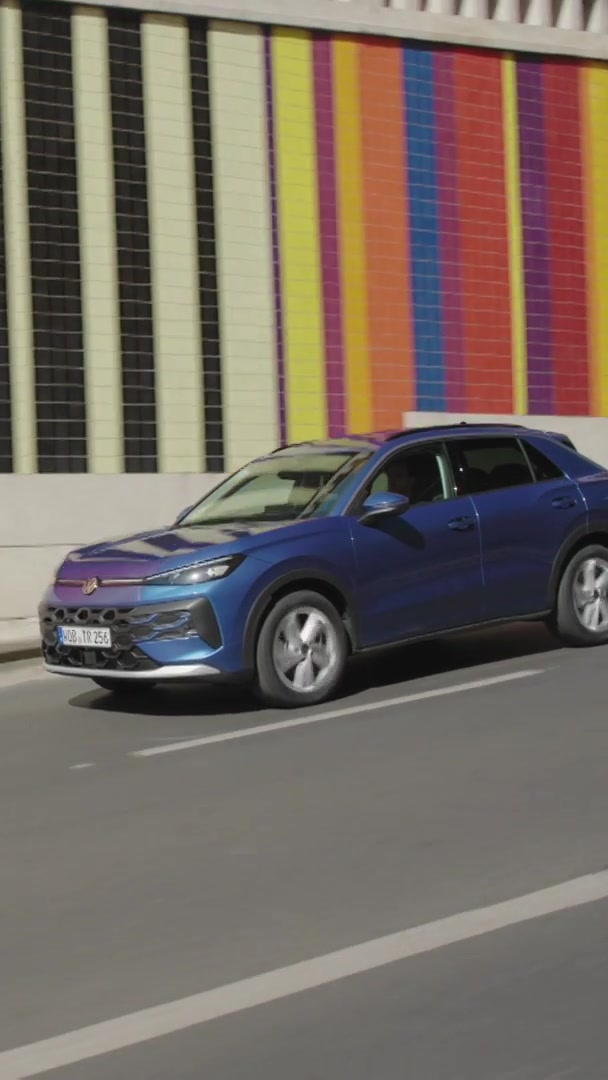 The new Volkswagen T-Roc in Celestial Blue Metallic - Driving video