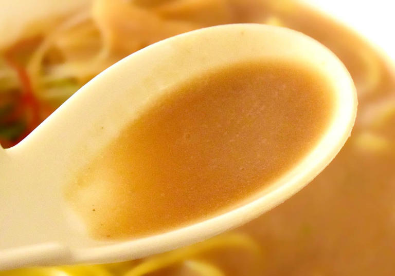 【ファミマ衝撃】こってり鶏白湯ラーメン登場!「天下一品」級のどろどろスープが神