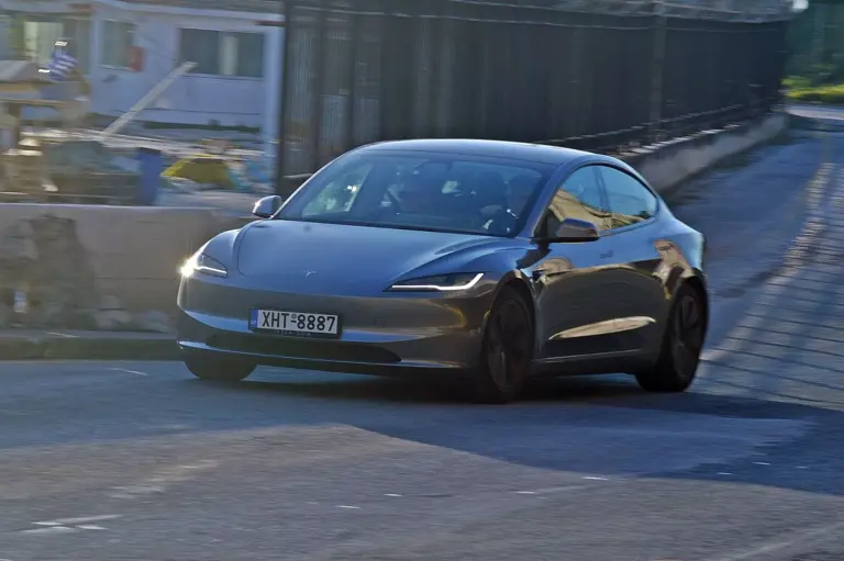 Δοκιμάζουμε το Tesla Model 3 RWD Long Range που δεν είναι απλά «ένα ...