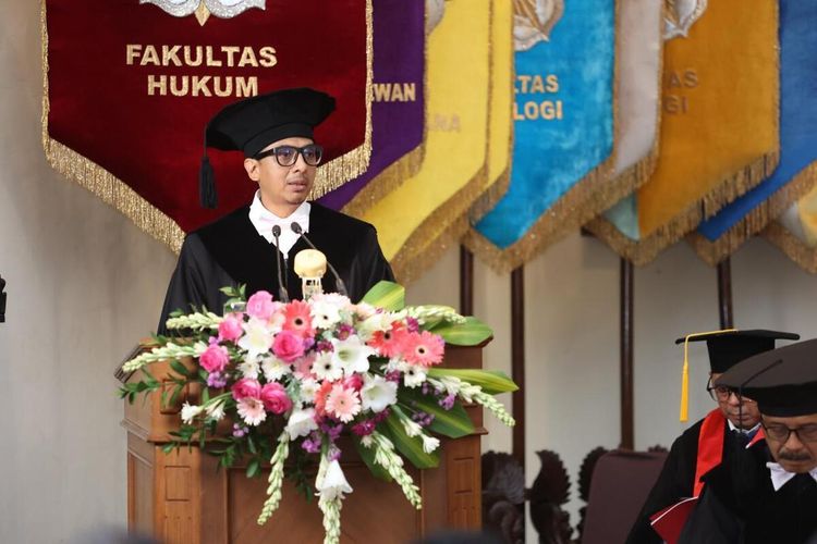 Dosen Fakultas Hukum Universitas Gadjah Mada (UGM) Zainal Arifin Mochtar saat menyampaikan pidato pengukuhan Guru Besar. pidato pengukuhan Guru Besar, Zainal Arifin Mochtar mengangkat tema Konservatisme yang Menguat dan Independensi Lembaga Negara yang Melemah : Mancari Relasi dan Mendedah Jalan Perbaikan. (Foto dokumentasi Humas UGM).