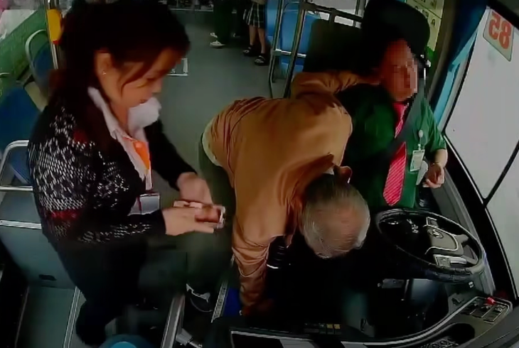 Thương tài xế xe buýt ở TP.HCM bị đột quỵ, cảm phục nữ tiếp viên nhanh trí
