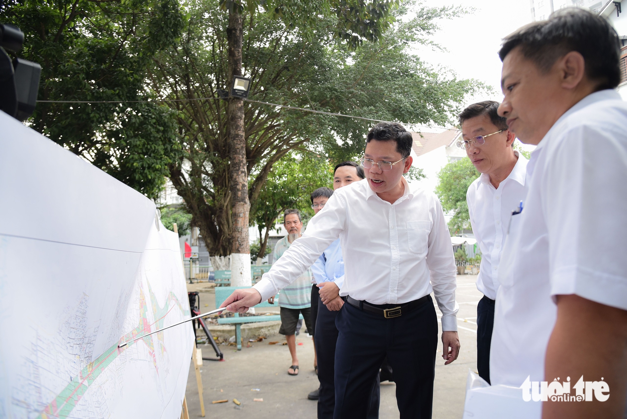 Phó chủ tịch Hoàng Nguyên Dinh thị sát tiến độ giải phóng mặt bằng làm Vành đai 2 TP.HCM