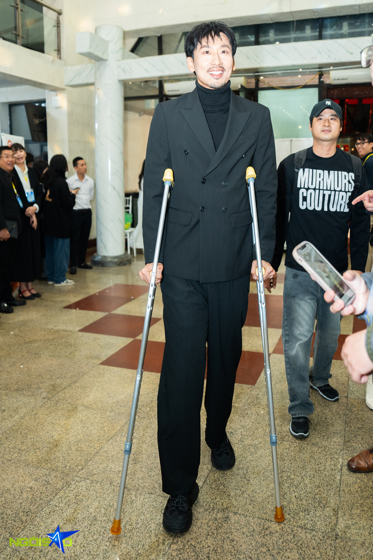 Tuấn Trần chống nạng lên thảm đỏ Cánh Diều Vàng 2025