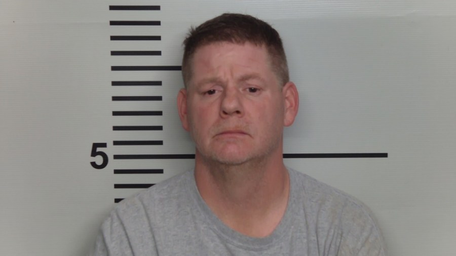 Louisville man accused of stealing from gas station while posing as cop