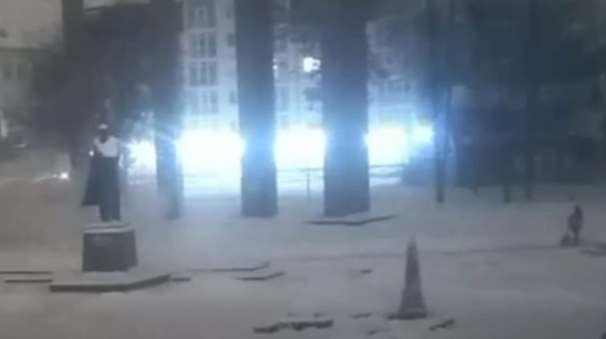 Lviv street cleaner keeps shovelling snow after Shahed explosion, video goes viral<br>