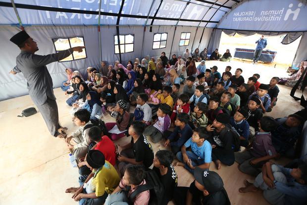 TNI Bersihkan Sekolah Terdampak Banjir Aceh Tamiang