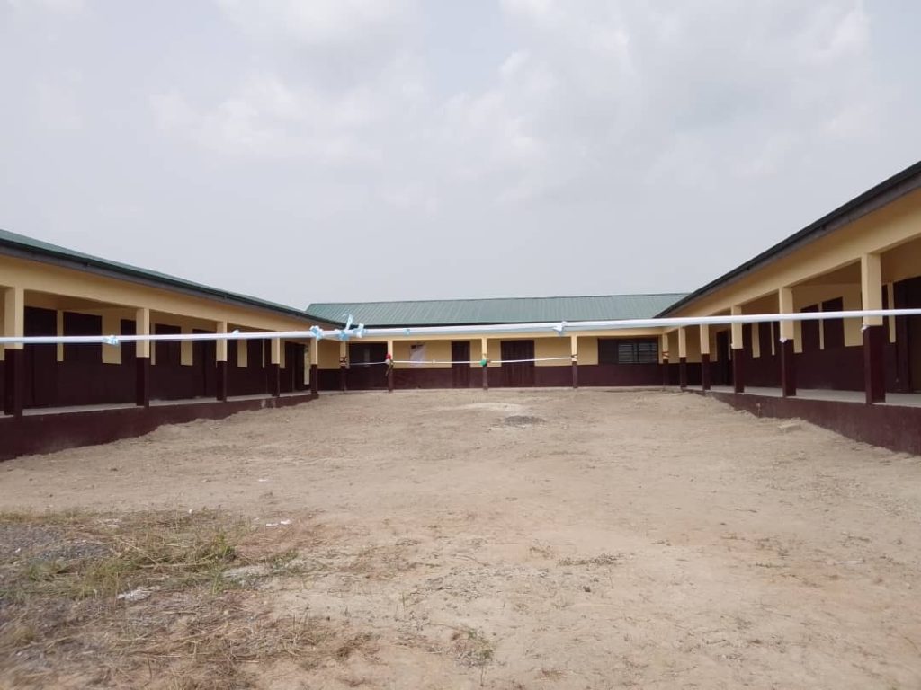 Agbana commissions and hands over six-unit classroom block to Tsiyinu