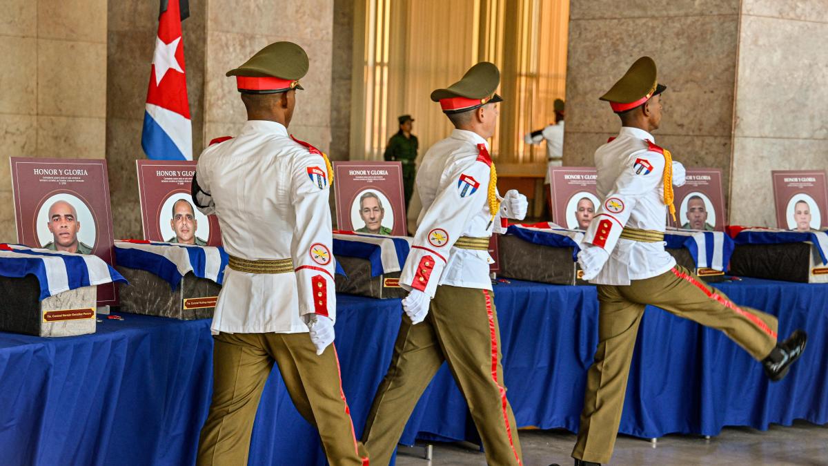 La dictadura de Cuba despide a los 32 militares muertos en Venezuela ...