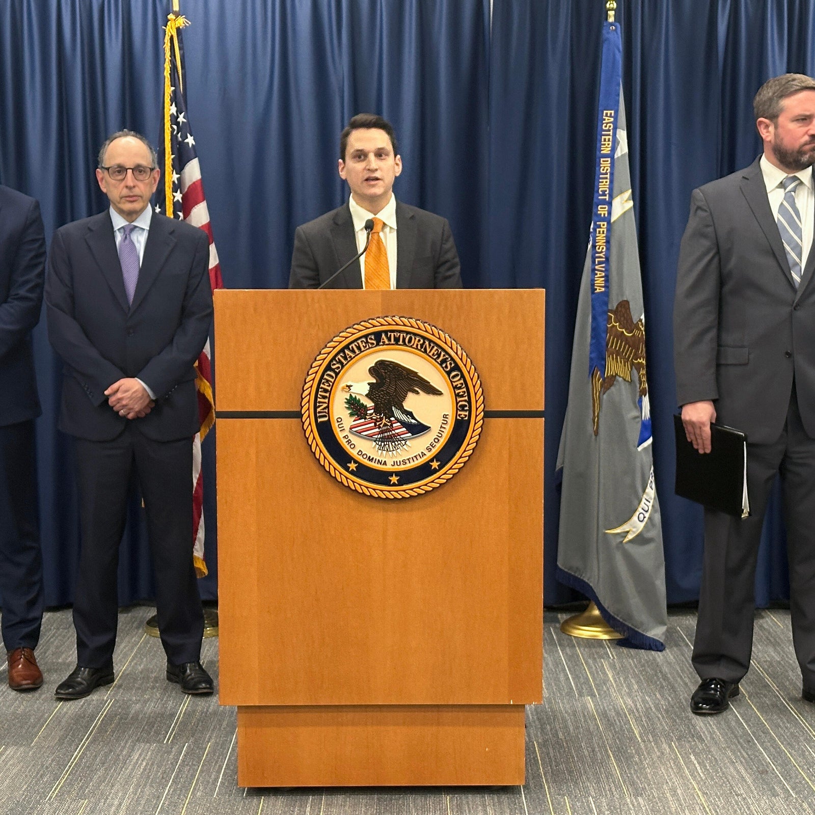 Los federales acusan a 26 personas por un esquema de afeitado de puntos en el baloncesto universitario