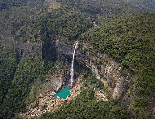 Which is the tallest plunge waterfall in India?