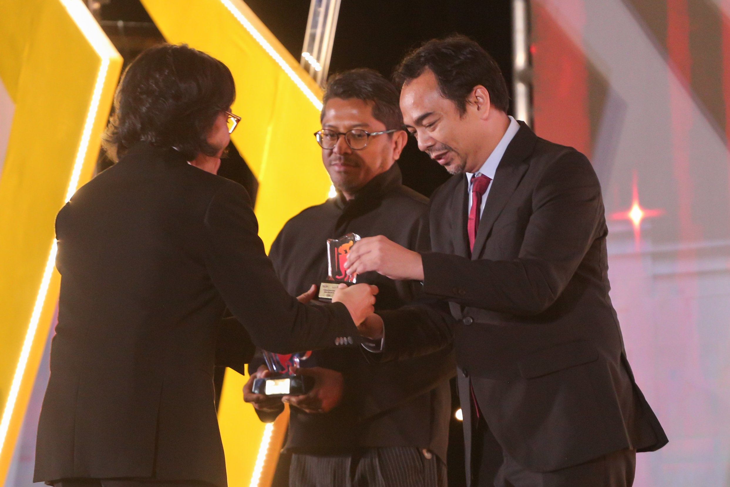 Katadata terima penghargaan Indonesia Rising Stars 2026