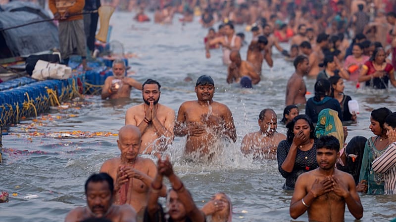 Thousands of Hindu devotees take holy dip at Sangam during Magh Mela ...