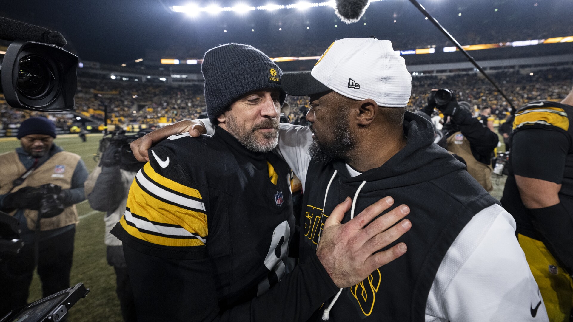 Report: Aaron Rodgers sobbed, apologized during Mike Tomlin