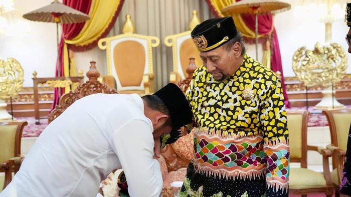 GUBERNUR MINTA MAAF - Gubernur Kalimantan Timur Rudy Mas'ud menyalami Sultan Kutai Kartanegara Ing Martadipura, Sultan Adji Muhammad Arifin dalam pertemuan tadi sore di Kedaton Kutai Kartanegara Ing Martadipura di Jalan Monumen Timur, Kelurahan Panji, Kecamatan Tenggarong. Pertemuan ini dilakukan menyusul adanya perhatian publik terhadap tata protokoler pada salah satu agenda nasional di Kalimantan Timur. (HO Arief M/setda.kaltimprov.go.id)