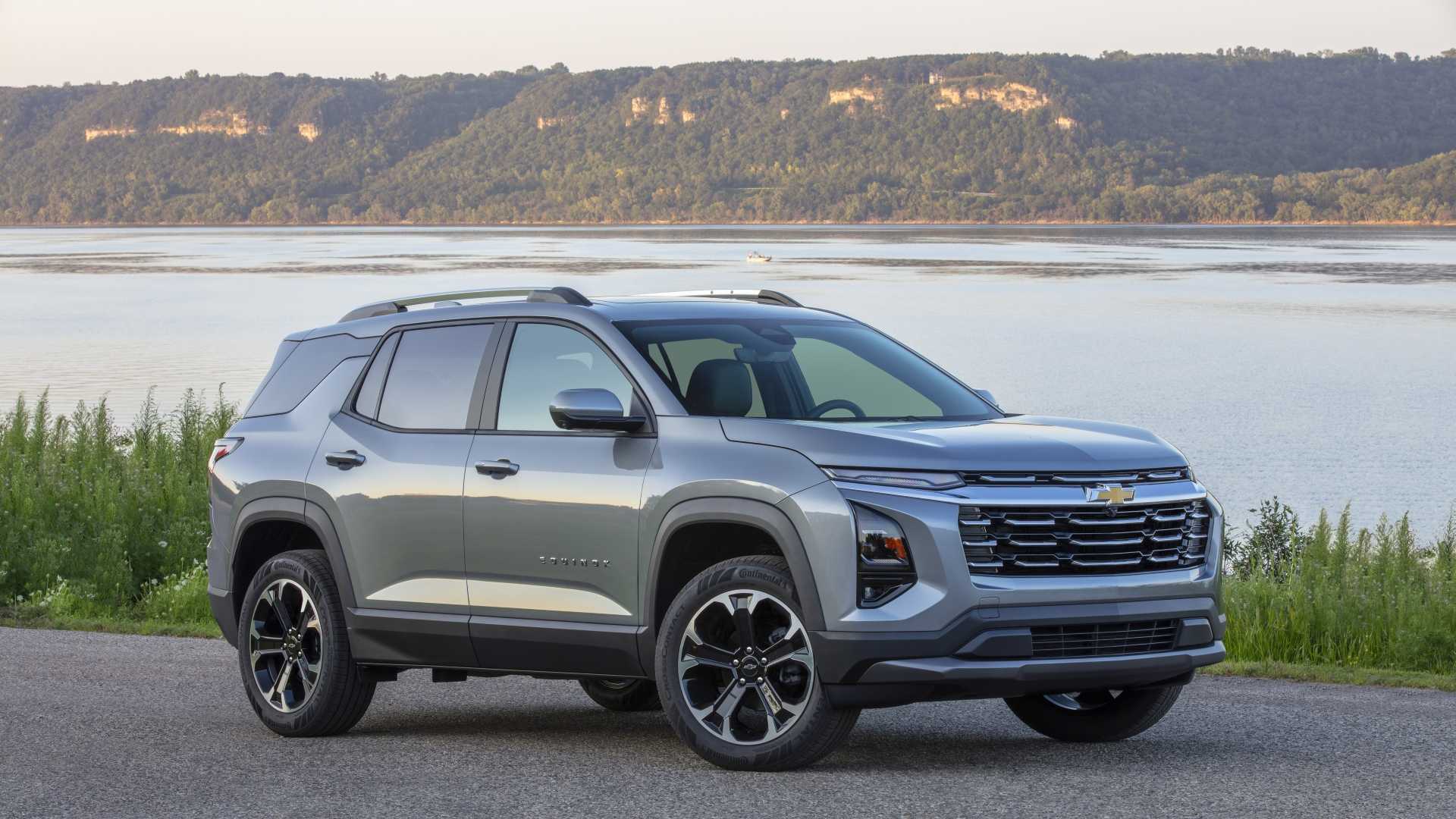 Front 3/4 shot of a 2025 Chevrolet Equinox