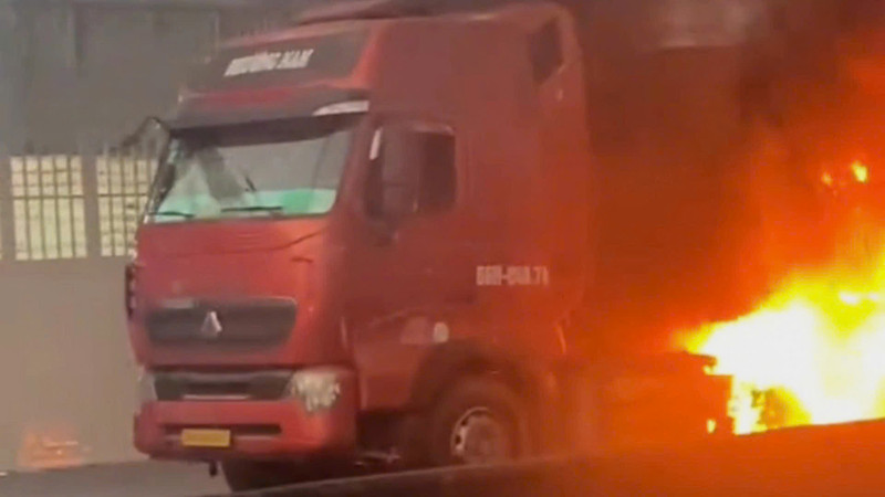 Xe đầu kéo bốc cháy trên quốc lộ 1A