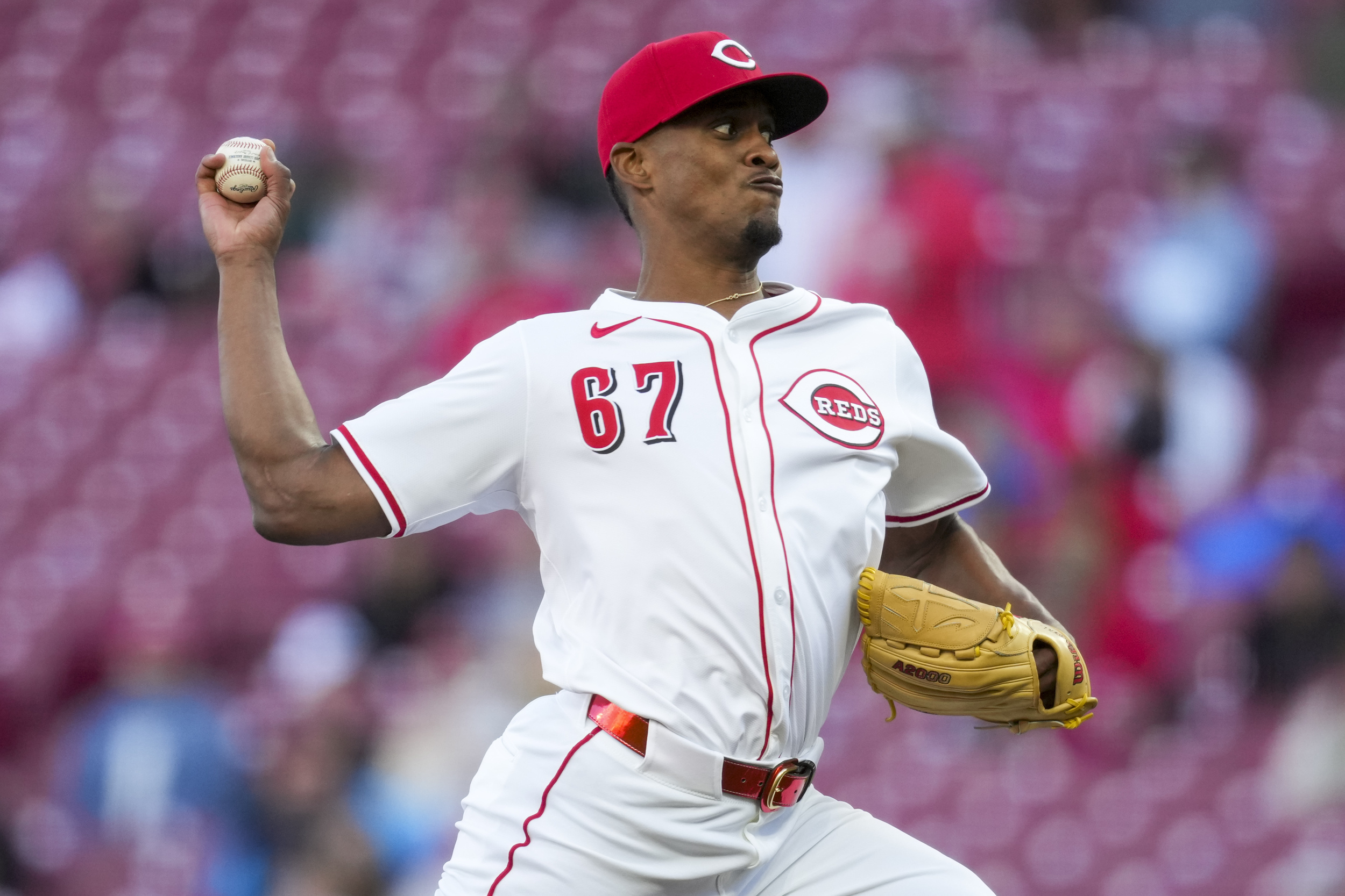 Mariners to acquire Yosver Zulueta<br>