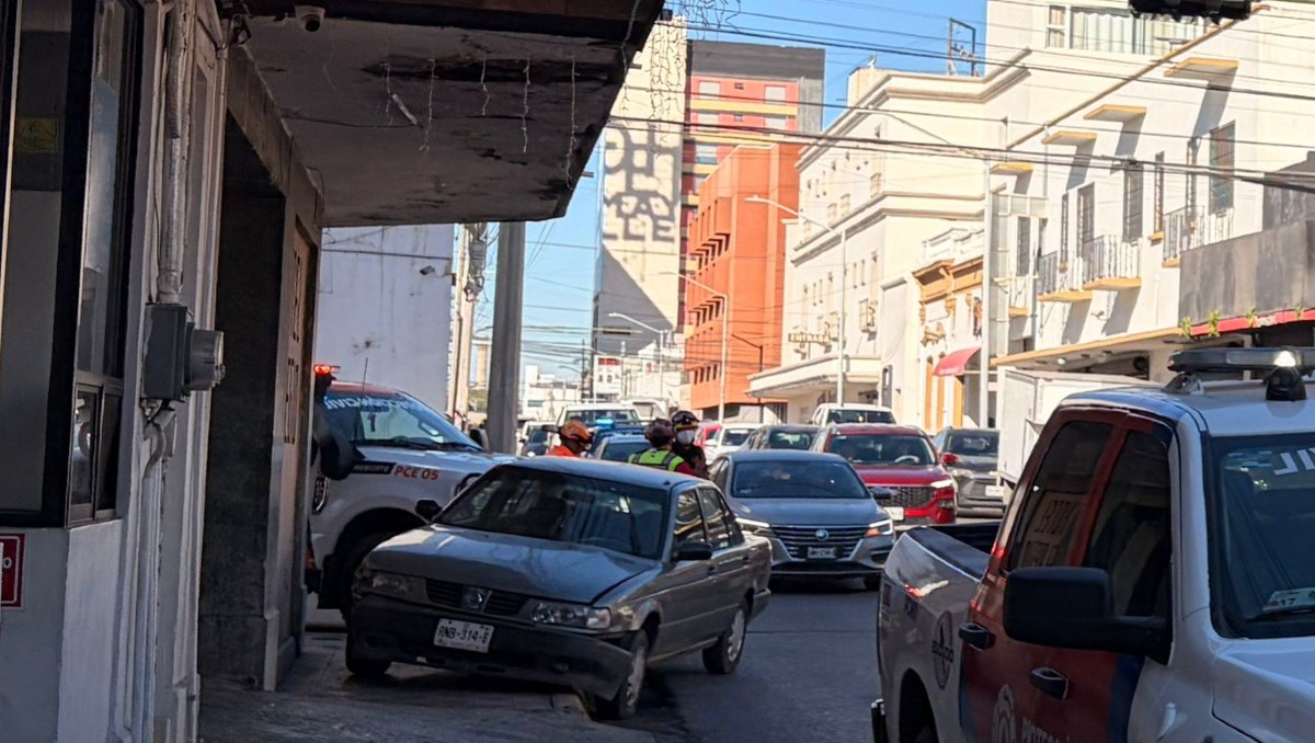 Mujer de la tercera edad resulta lesionada en choque en Monterrey