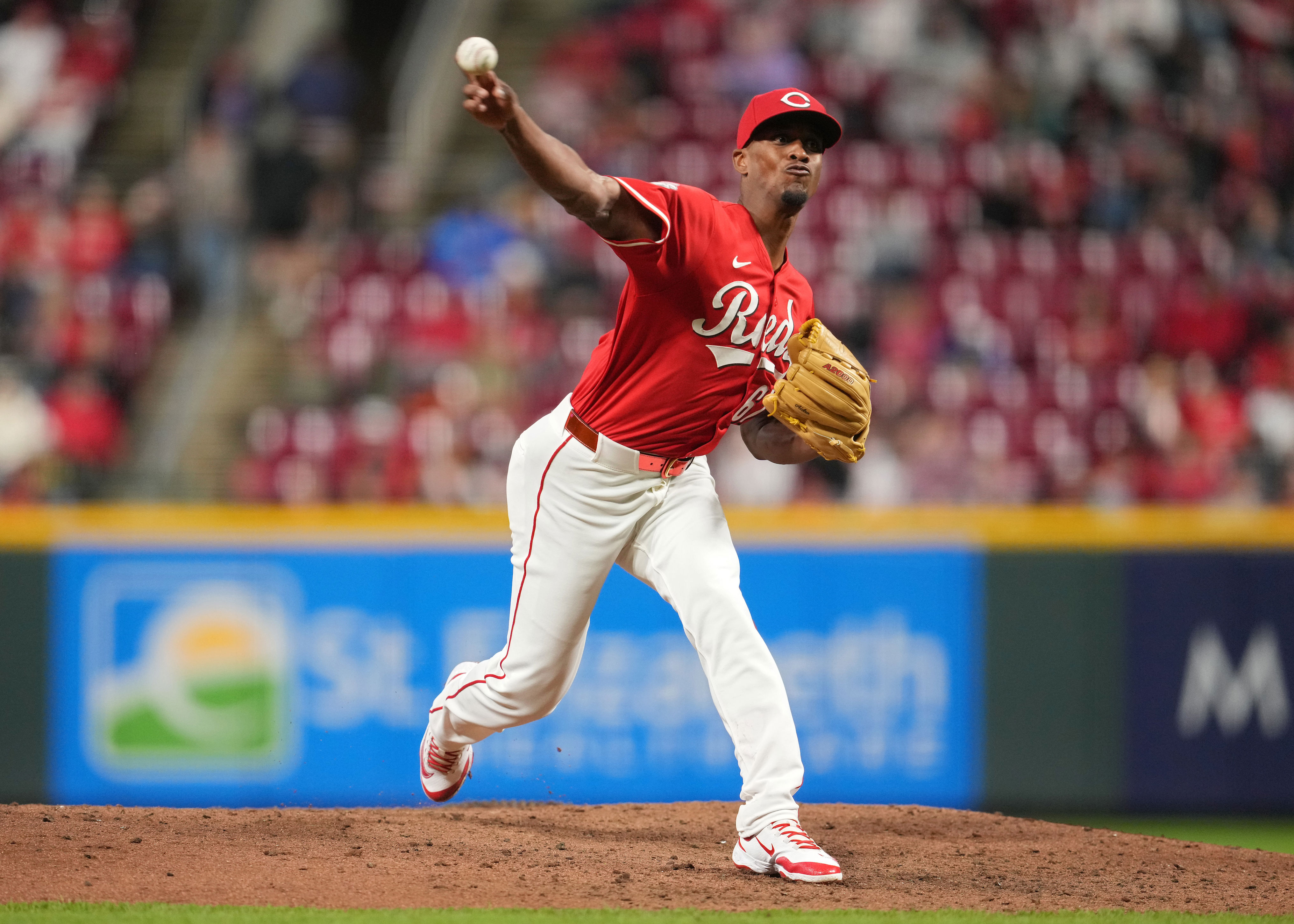 Mariners acquire RHP Yosver Zulueta from Reds<br>
