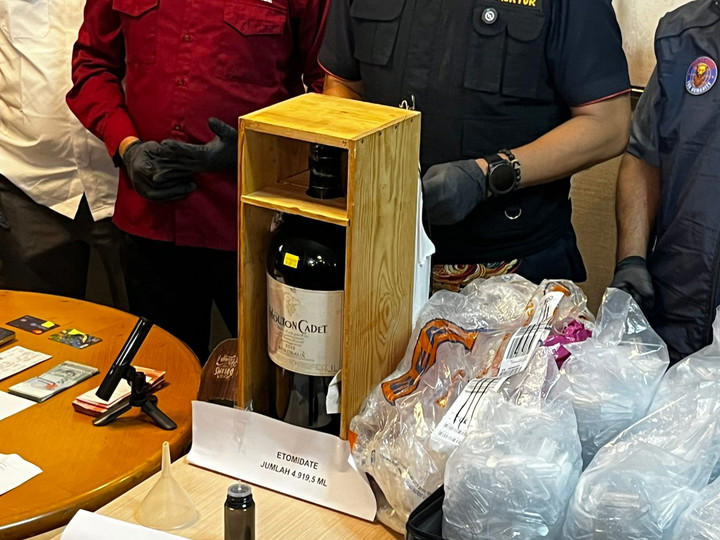 Barang bukti dan pelaju kasus narkoba jenis etomidate yang beroperasi di apartemen kawasan Sudirman, Jakarta Pusat, Jumat (16/1). Foto: Rayyan Farhansyah/kumparan