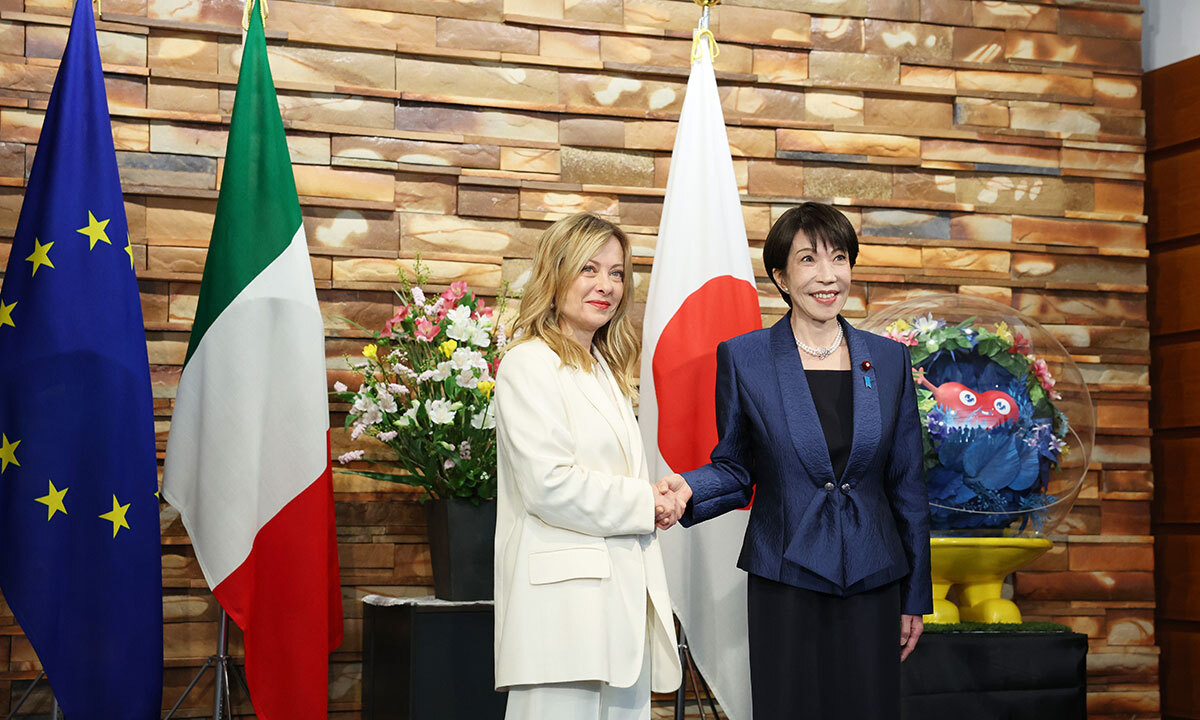 ダカー理サナに(右側) 日本総理と締めるとメローだからイタリア総理が 16日東京総理官邸で会って握手している. 東京=AP連合ニュース