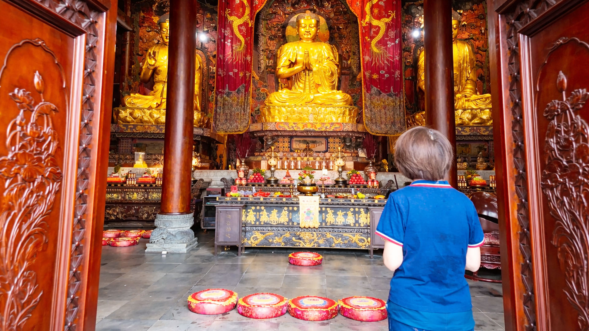 Temple ritual moments in Leshan China