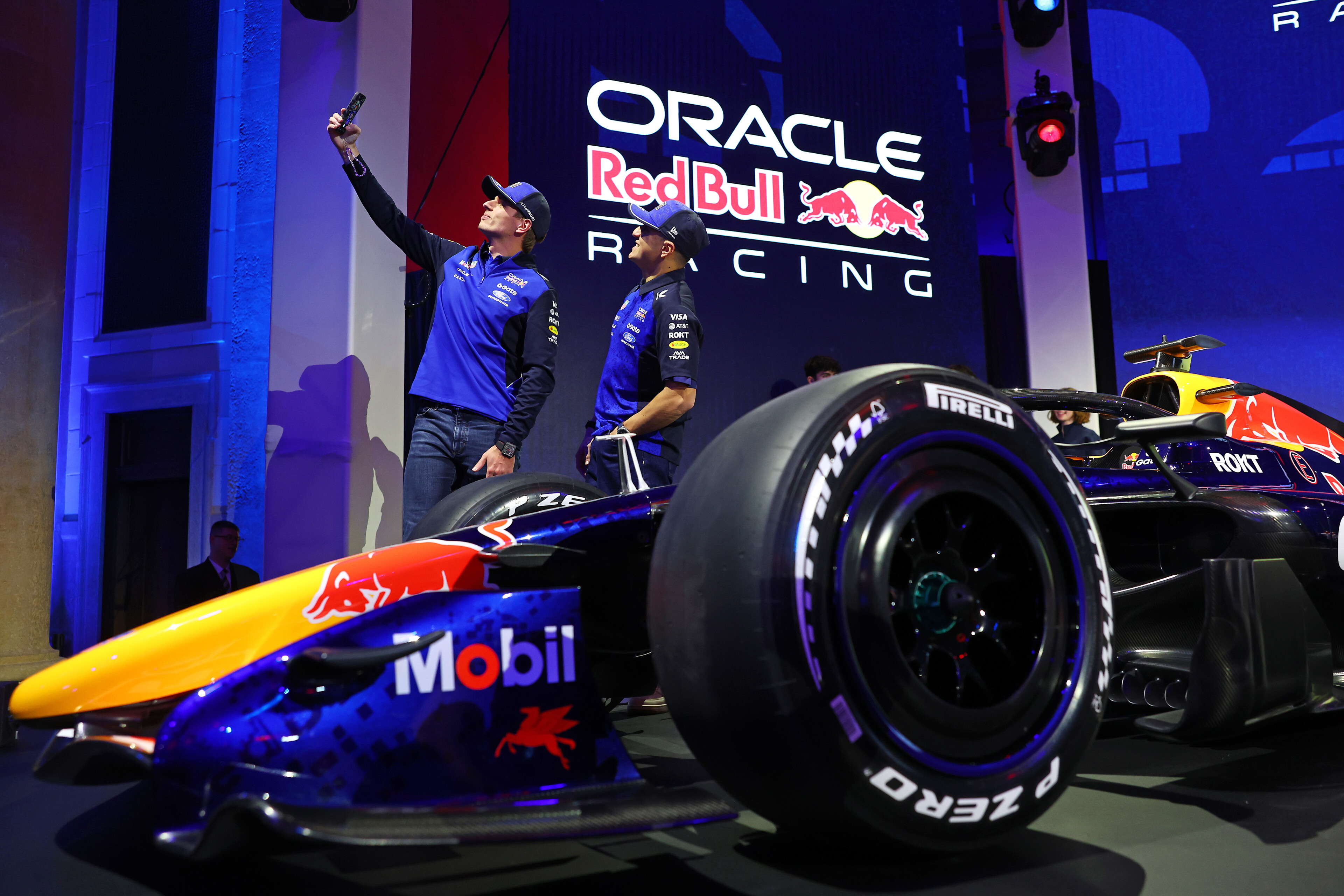 Red Bull presenteert RB22 met Ford-motor: nostalgische livery, maar ...