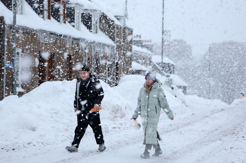 UK snow forecast as maps show 100cm could fall across 600-mile stretch ...