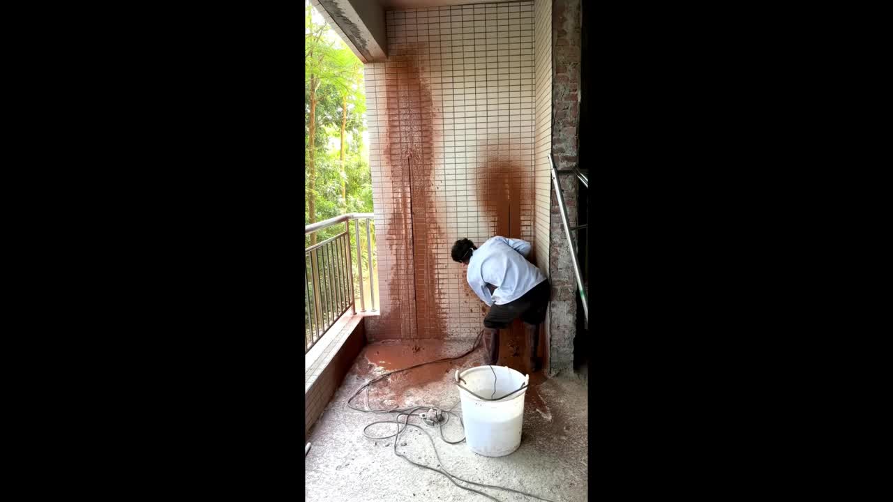 Construction workers narrowly avoids being cut in half after losing ...