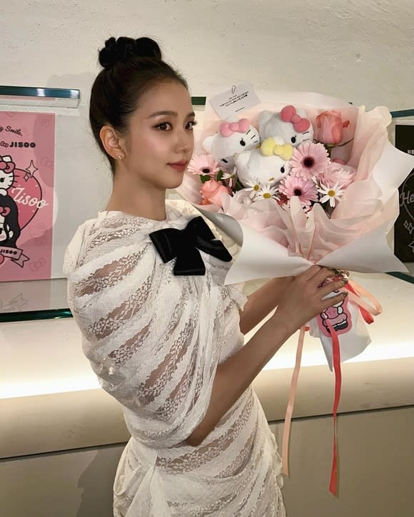 BLACKPINK ジス、ハローキティとのツーショットを公開! ラブリーな