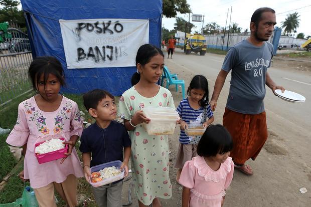 Dapur Umum Polri Terus Layani Warga Aceh Tamiang dan Sumbar