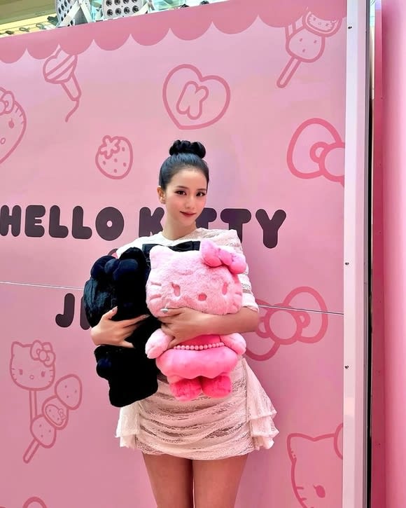 BLACKPINK JISOO ジス ハローキティ コラボ イエロー BLACKPINK ジス、ハローキティとのツーショットを公開! ラブリーな