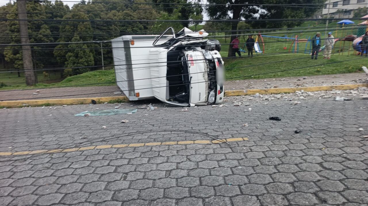 Video: camión se estrella contra un poste de luz en el sur de Quito