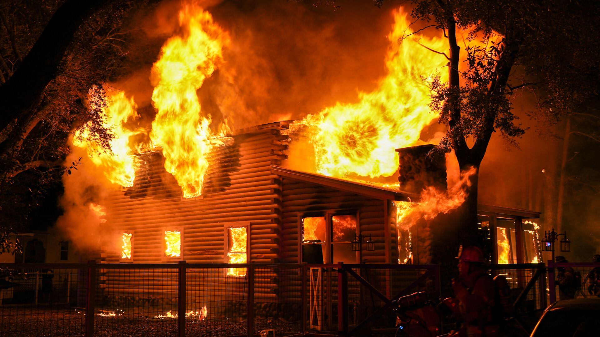 Firefighters respond to early morning house fire in Santa Rosa Beach