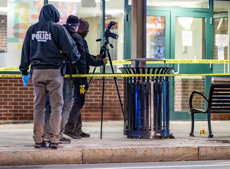 1 dead, 1 under arrest in stabbing near downtown Worcester parking garage