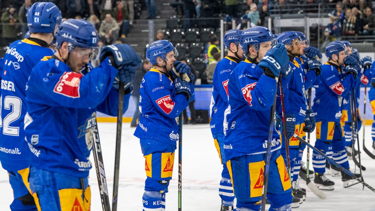 Auch SCB-Fans tun ihren Unmut kund: Höchststrafe! EVZ-Fans applaudieren ...