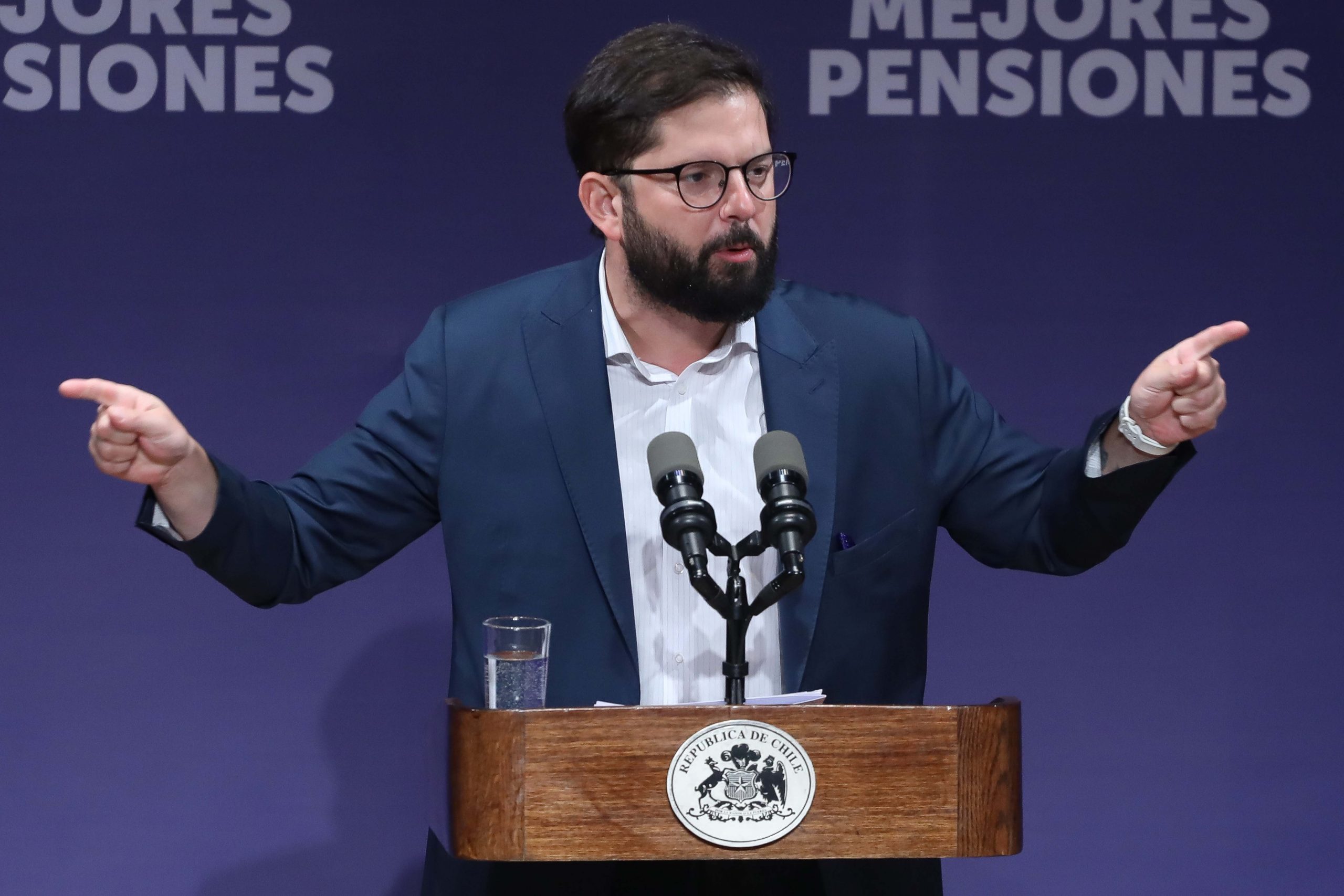 Otra versión: Transportes asegura que ministro informó a Boric y fue él ...