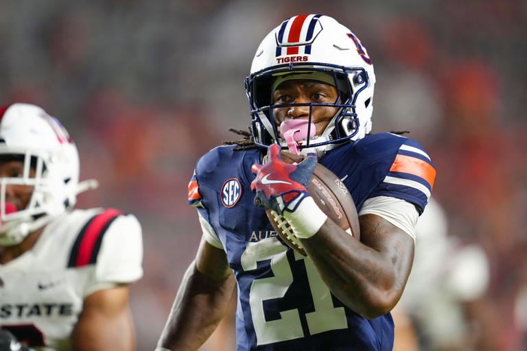 How many of Auburn football's outgoing transfers remain unsigned?