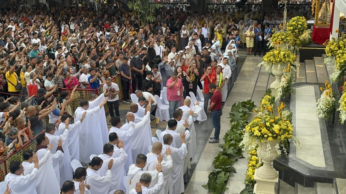200,000 devotees join Walk with Mary