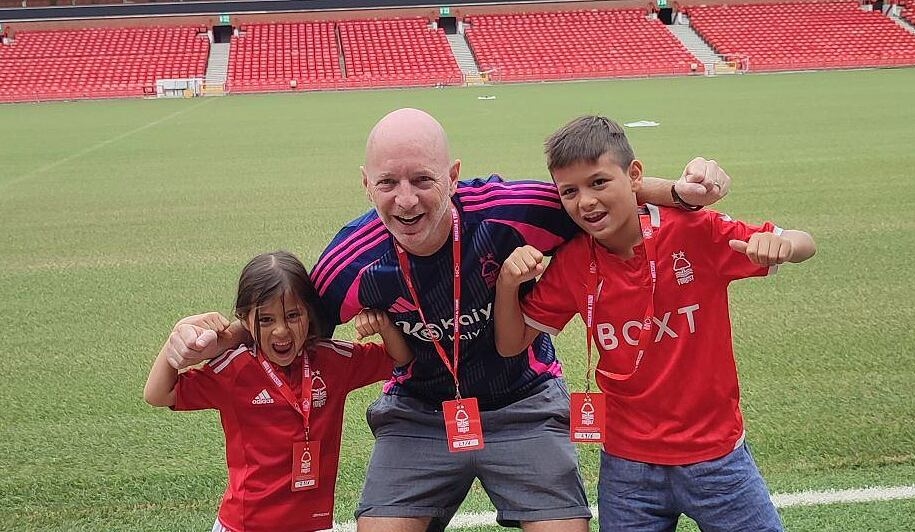 Khách Tây: 'Người Việt cuồng nhiệt với bóng đá hơn Anh'