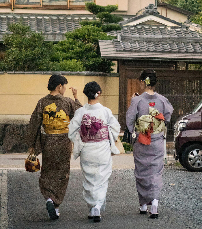 34 international customs that often surprise American travelers