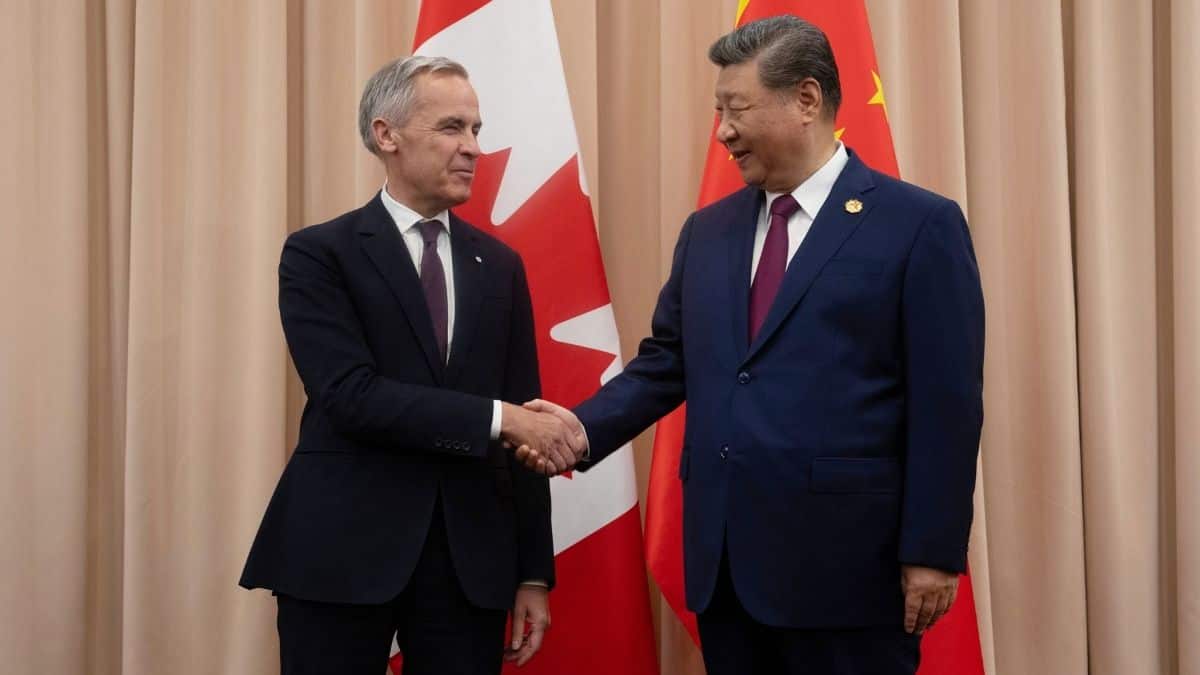 Canada's Prime Minister Mark Carney (left) shakes hands with Chia's President Xi Jinping at the start of a meeting in Gyeongju, South Korea, on October 31, 2025. (Photo: Adrian Wyld/The Canadian Press via AP)