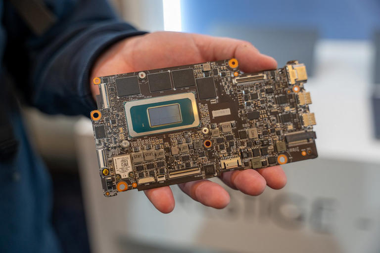 Cyberpunk 2077 sur un PC portable ultra-fin : la claque Intel Panther ...