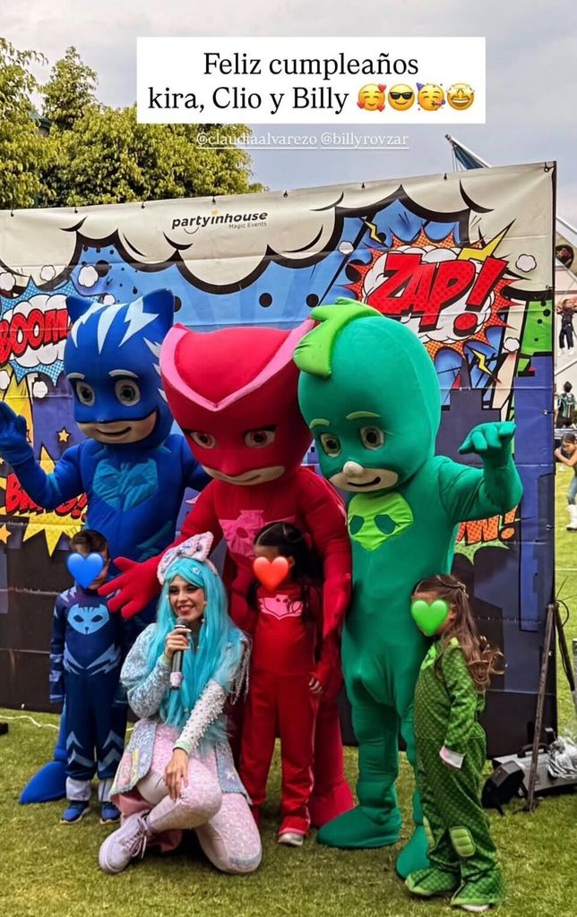 Los mellizos Clío y Billy y su hermana mayor, Kira en su gran festejo