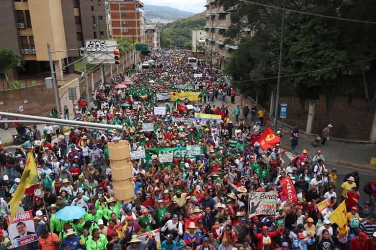 Chavistas marchan por rescate de Maduro y dicen a Trump: "No te saldrás ...