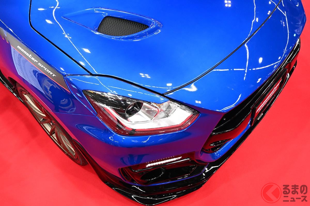 スズキ「スゴいスイスポ」世界初公開! 反響多数の巨大羽根＆青黒ボディ