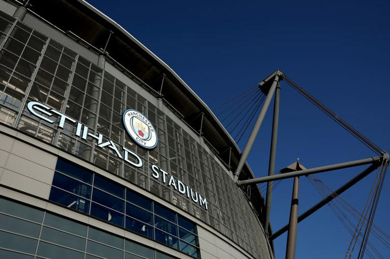 El veredicto de los 115 cargos contra el Manchester City podría demorarse un año más mientras continúa la espera del Liverpool.